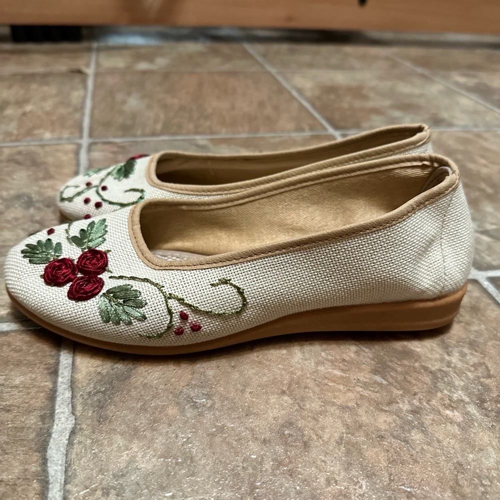 Hand embroidered flats -NEW